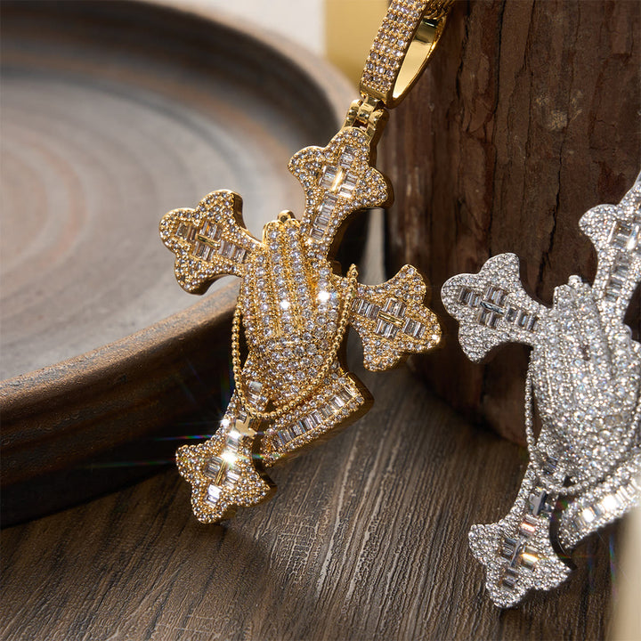 Christianartworkshop Collana con ciondolo a croce con mani in preghiera incastonate in pietra: simbolo senza tempo di preghiera sincera e devota. - image 2