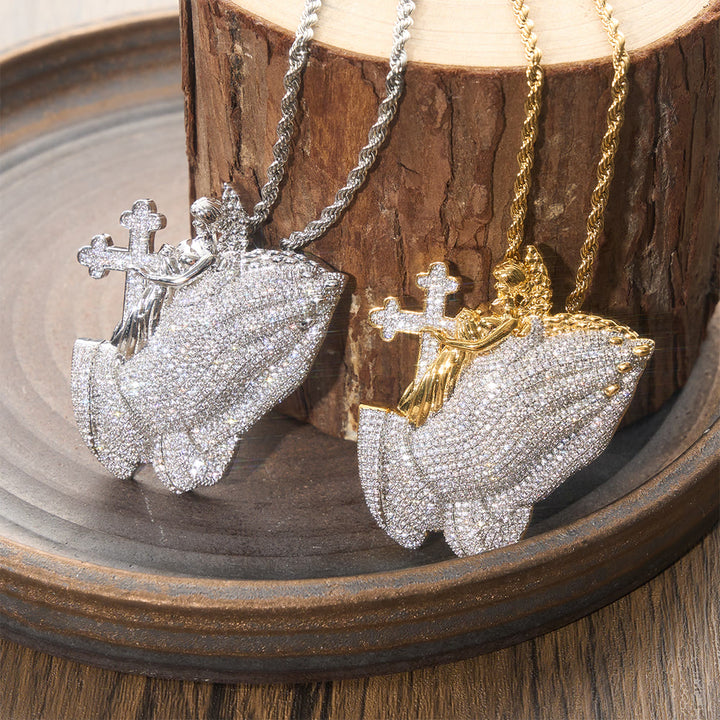 Christianartworkshop Collana con ciondolo a croce con figura sacra interamente pavé: emblema senza tempo di un amore dolce e sacrificale - image 0
