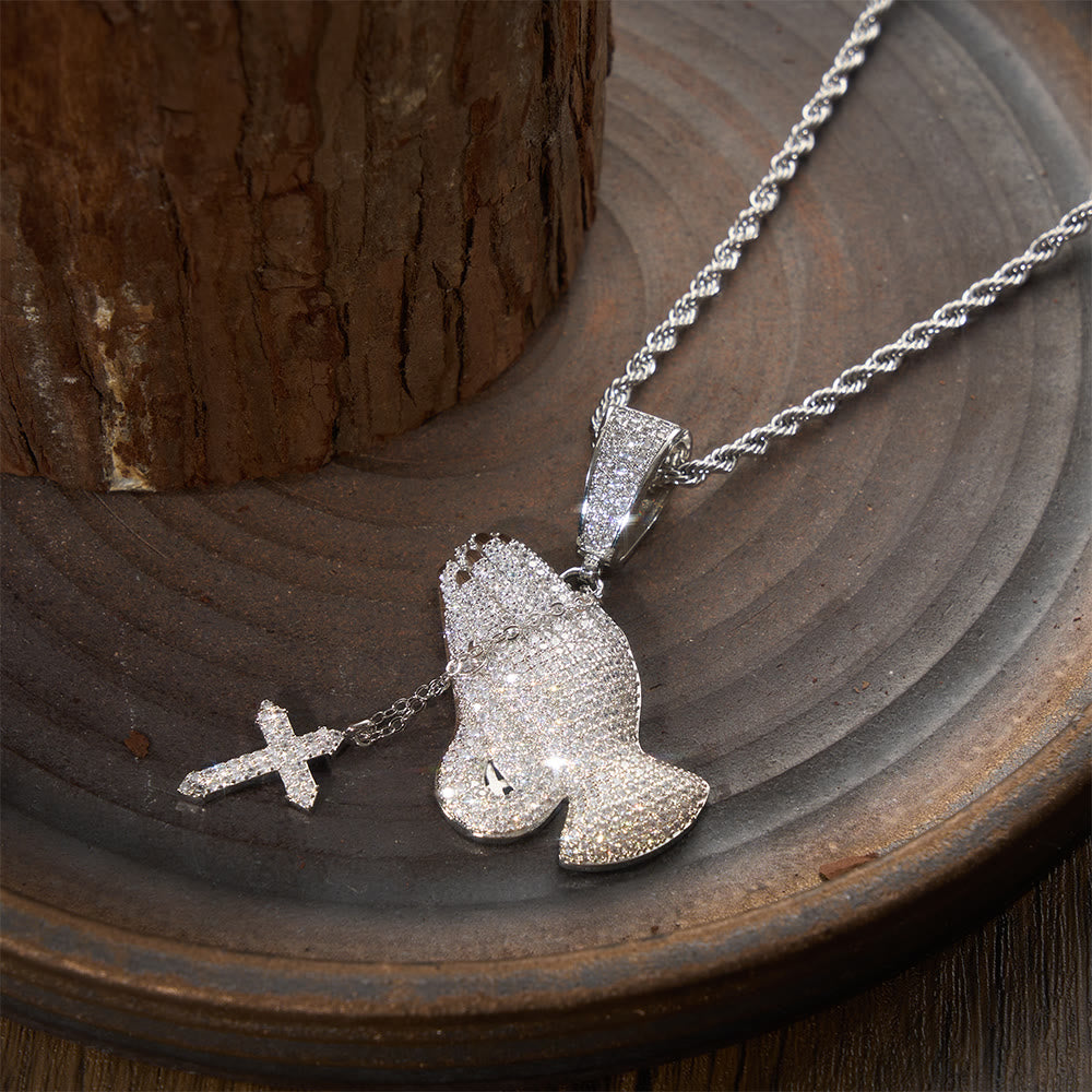 Christianartworkshop Ciondolo a mani in preghiera interamente tempestato di diamanti con collana a croce pendente: simbolo senza tempo di preghiera sincera e devota. - image 5
