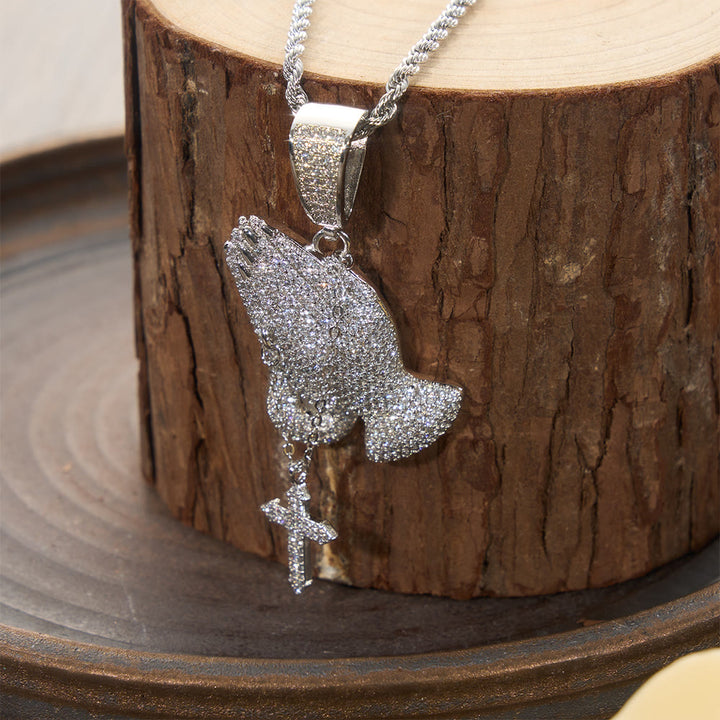 Christianartworkshop Ciondolo a mani in preghiera interamente tempestato di diamanti con collana a croce pendente: simbolo senza tempo di preghiera sincera e devota. - image 4