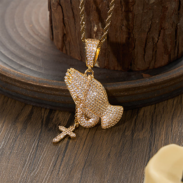 Christianartworkshop Ciondolo a mani in preghiera interamente tempestato di diamanti con collana a croce pendente: simbolo senza tempo di preghiera sincera e devota. - D'oro - image 1