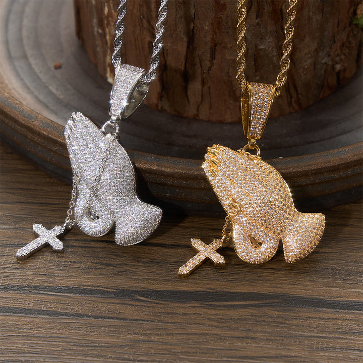 Christianartworkshop Ciondolo a mani in preghiera interamente tempestato di diamanti con collana a croce pendente: simbolo senza tempo di preghiera sincera e devota. - image 0