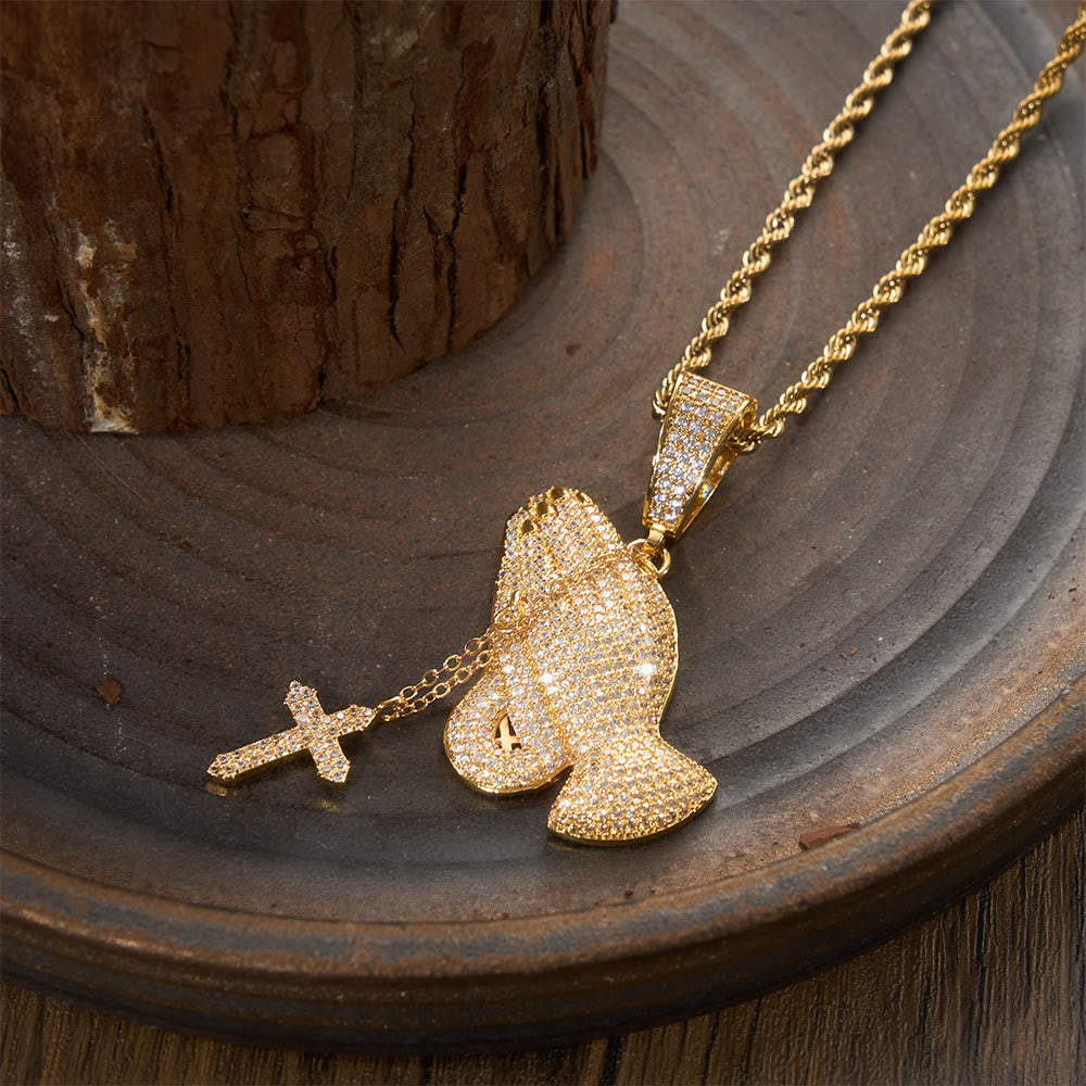 Christianartworkshop Ciondolo a mani in preghiera interamente tempestato di diamanti con collana a croce pendente: simbolo senza tempo di preghiera sincera e devota. - image 2