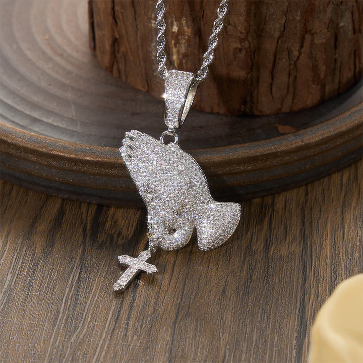 Christianartworkshop Ciondolo a mani in preghiera interamente tempestato di diamanti con collana a croce pendente: simbolo senza tempo di preghiera sincera e devota. - Argento - image 3