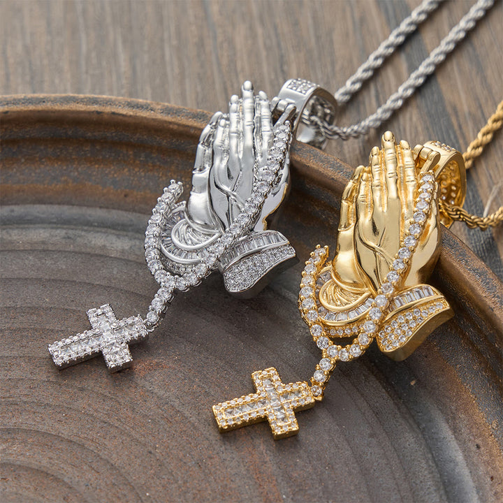 Christianartworkshop Collana con croce a forma di mano in preghiera e ghirlanda di pietre: emblema senza tempo di una pace divina duratura. - image 0