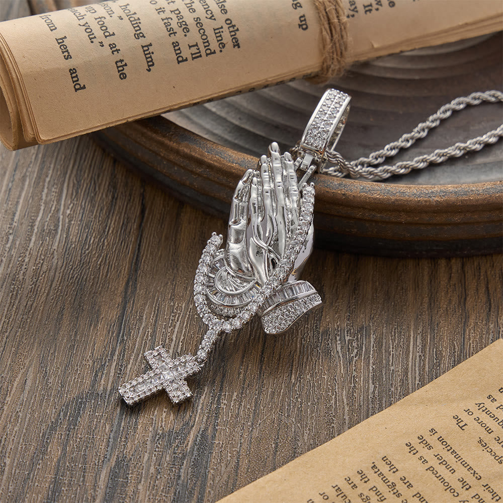Christianartworkshop Collana con croce a forma di mano in preghiera e ghirlanda di pietre: emblema senza tempo di una pace divina duratura. - Argento - image 3