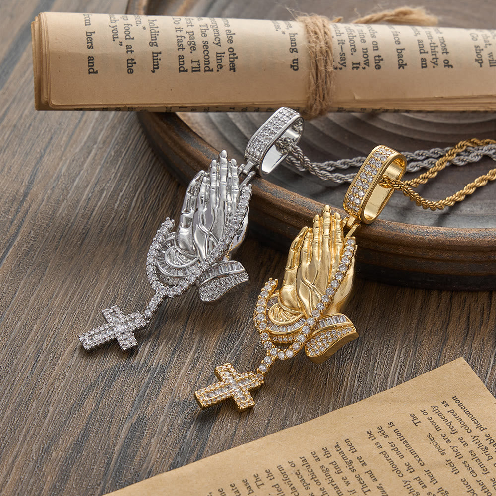 Christianartworkshop Collana con croce a forma di mano in preghiera e ghirlanda di pietre: emblema senza tempo di una pace divina duratura. - image 1