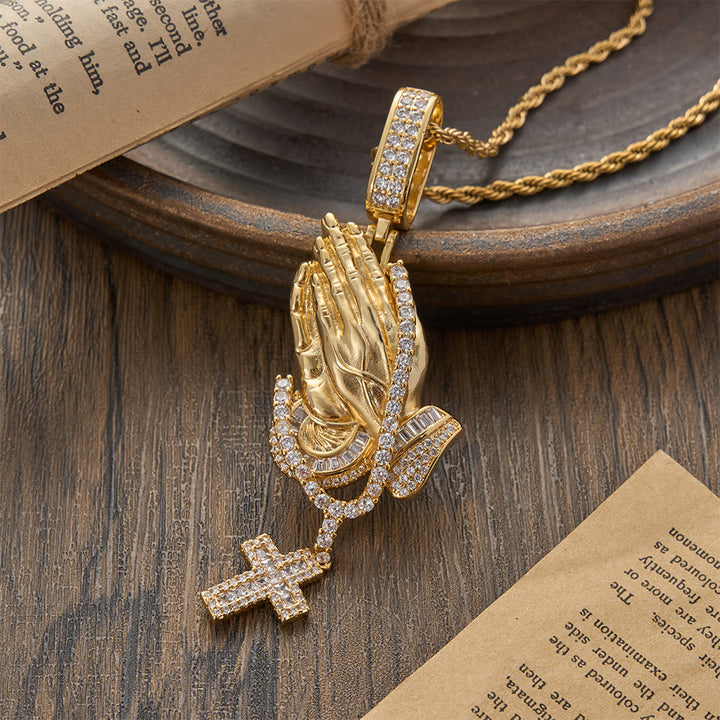Christianartworkshop Collana con croce a forma di mano in preghiera e ghirlanda di pietre: emblema senza tempo di una pace divina duratura. - D'oro - image 2
