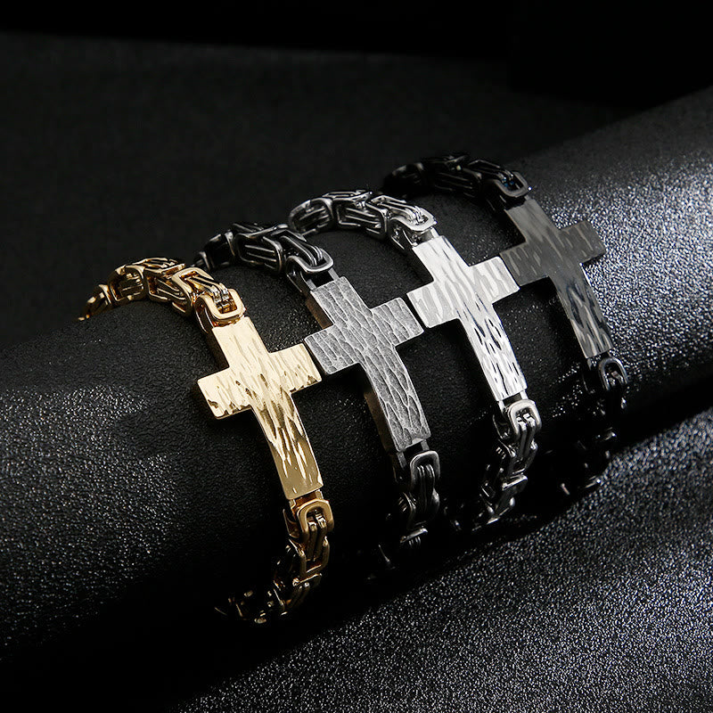 Christianartworkshop Bracciale da polso con croce piatta dalla texture martellata: emblema personalizzato di incrollabile fede celeste. - image 0