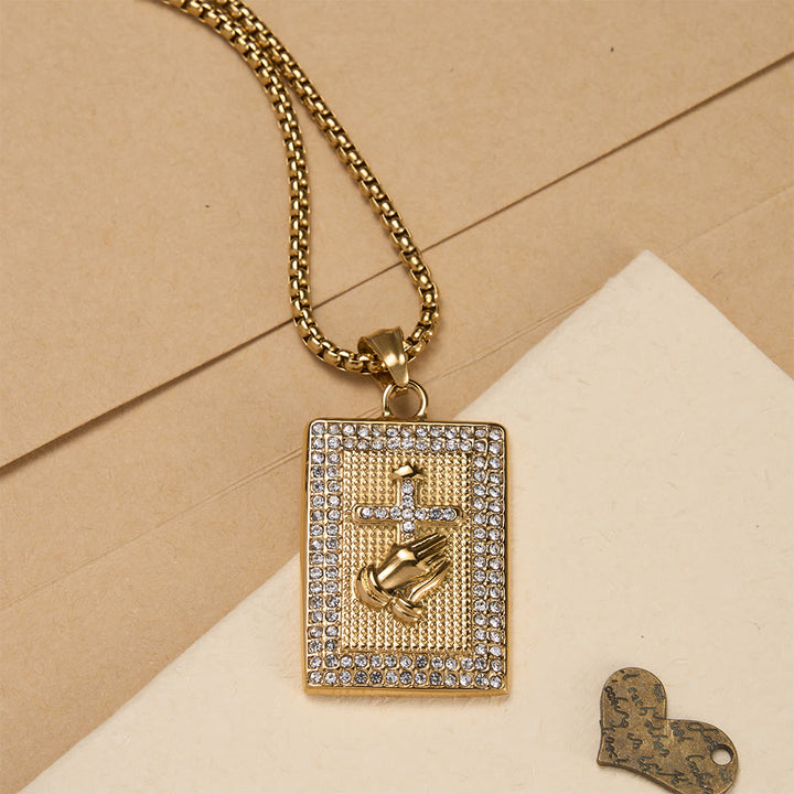 Christianartworkshop Collana con ciondolo rettangolare a forma di croce con mani in preghiera: emblema senza tempo di preghiera sincera e devota. - D'oro - image 0