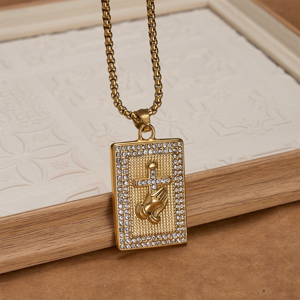 Christianartworkshop Collana con ciondolo rettangolare a forma di croce con mani in preghiera: emblema senza tempo di preghiera sincera e devota. - image 2