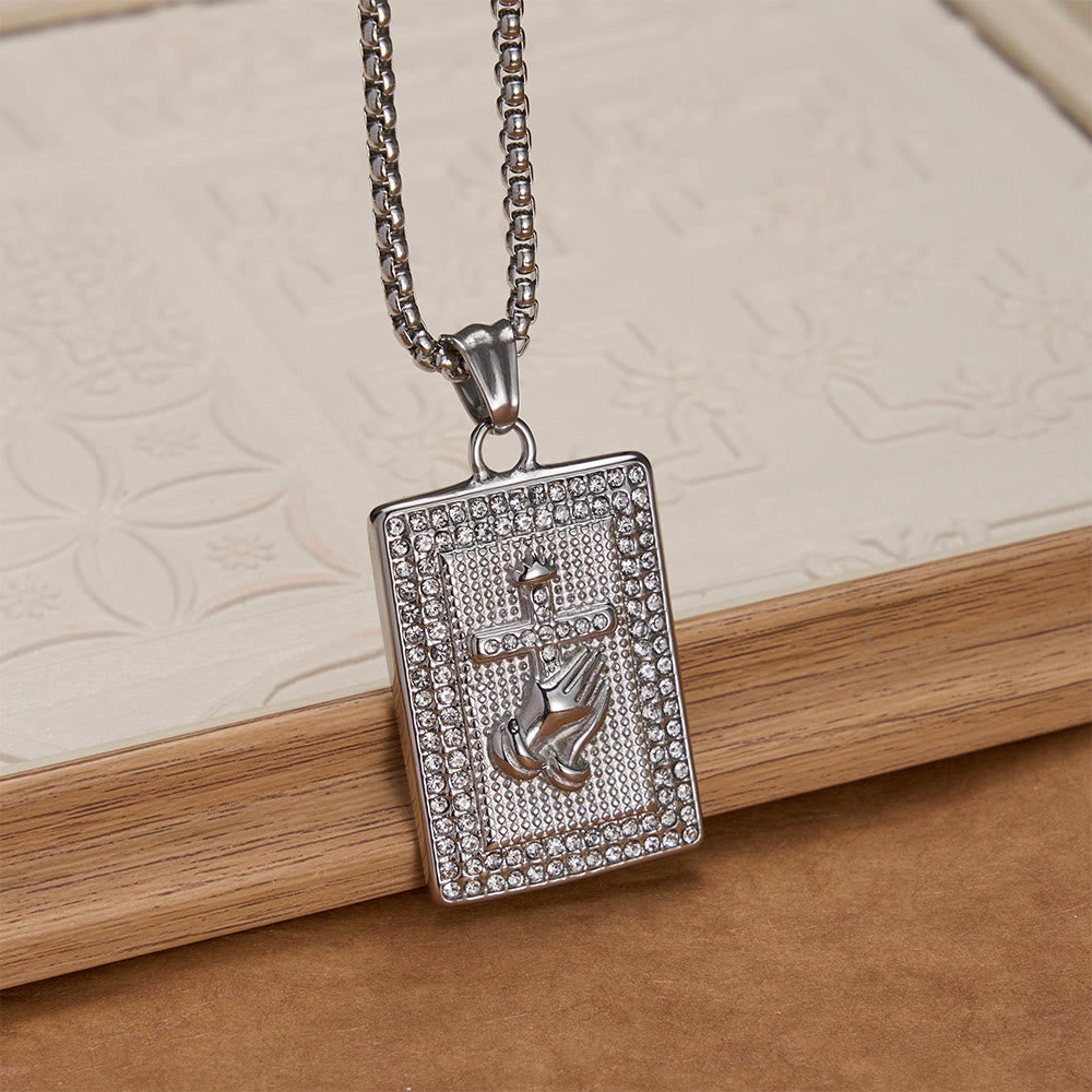 Christianartworkshop Collana con ciondolo rettangolare a forma di croce con mani in preghiera: emblema senza tempo di preghiera sincera e devota. - image 4
