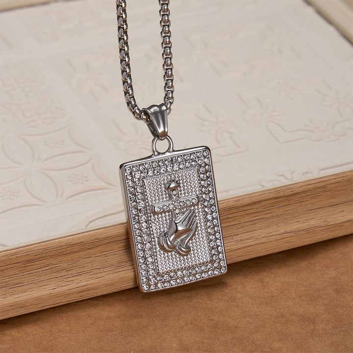 Christianartworkshop Collana con ciondolo rettangolare a forma di croce con mani in preghiera: emblema senza tempo di preghiera sincera e devota. - image 4