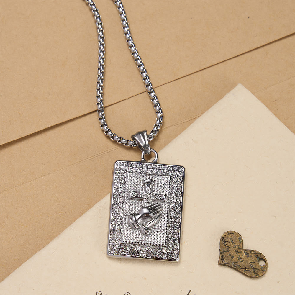 Christianartworkshop Collana con ciondolo rettangolare a forma di croce con mani in preghiera: emblema senza tempo di preghiera sincera e devota. - Argento - image 3