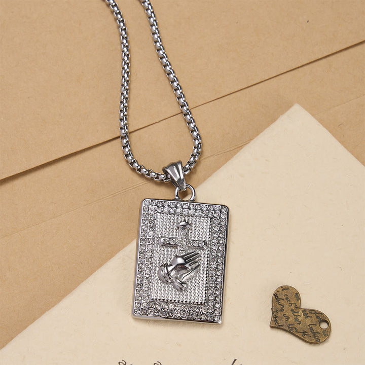 Christianartworkshop Collana con ciondolo rettangolare a forma di croce con mani in preghiera: emblema senza tempo di preghiera sincera e devota. - Argento - image 3