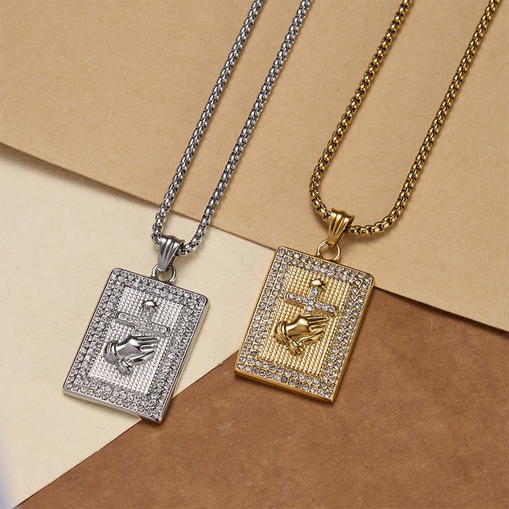 Christianartworkshop Collana con ciondolo rettangolare a forma di croce con mani in preghiera: emblema senza tempo di preghiera sincera e devota. - image 1