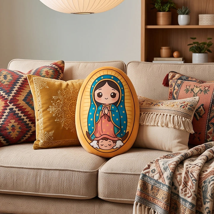 Christianartworkshop Simpatico cuscino in peluche a forma di cartone animato della Madonna di Guadalupe: accogliente decorazione per la casa ispirata alla fede - image 4