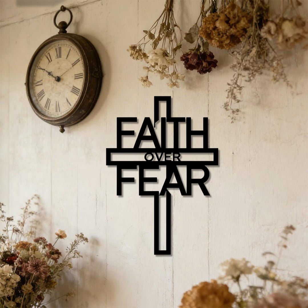 Christianartworkshop Decorazione murale in metallo a forma di croce con lettere vuote "Faith Over Fear": emblema senza tempo della sacra grazia redentrice. - image 2