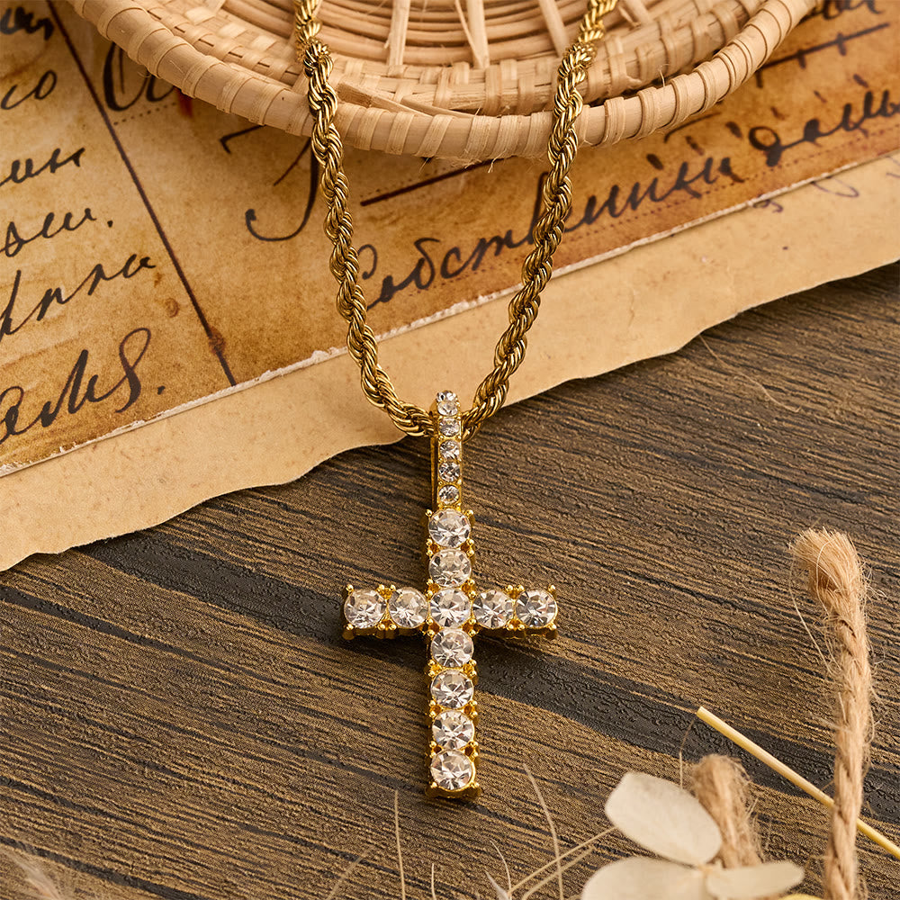 Christianartworkshop Collana con croce interamente tempestata di pietre e catena a torsione liscia: emblema senza tempo di dolce protezione celeste. - D'oro - image 2