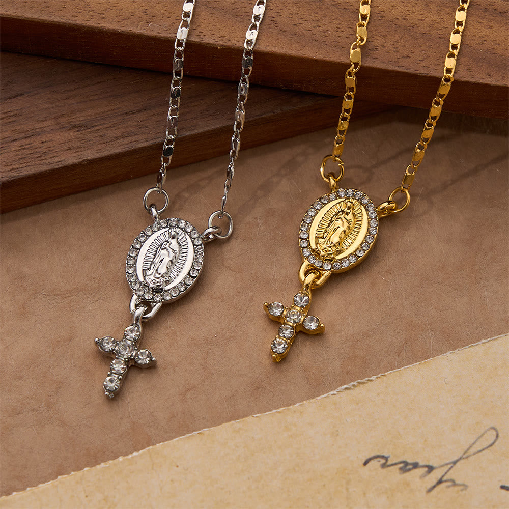 Christianartworkshop Collana con due ciondoli raffiguranti la Madonna e la croce: un simbolo senza tempo di dolce protezione celeste. - image 1