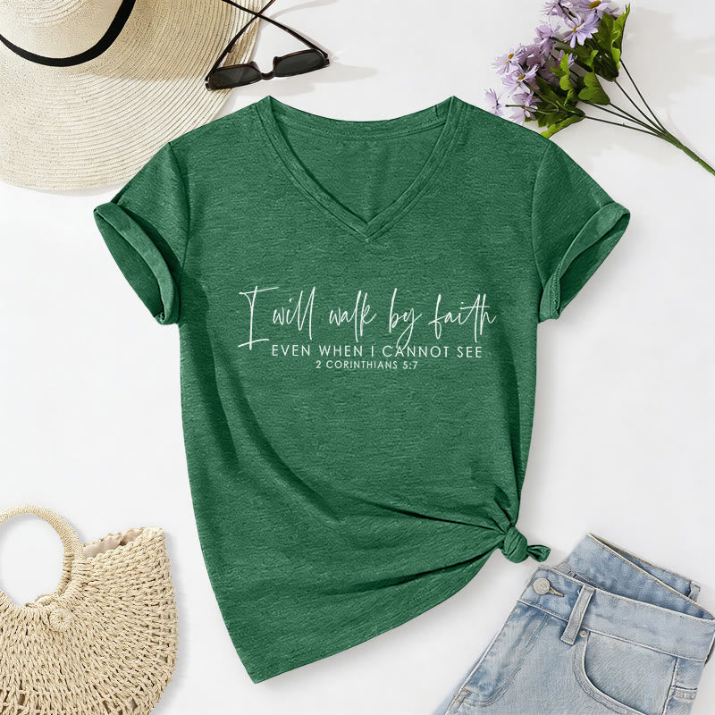 Christianartworkshop Camminerò per fede con una grafica a doppia tonalità di un versetto biblico. Maglietta casual con scollo a V. - Verde scuro - 2XL - image 24