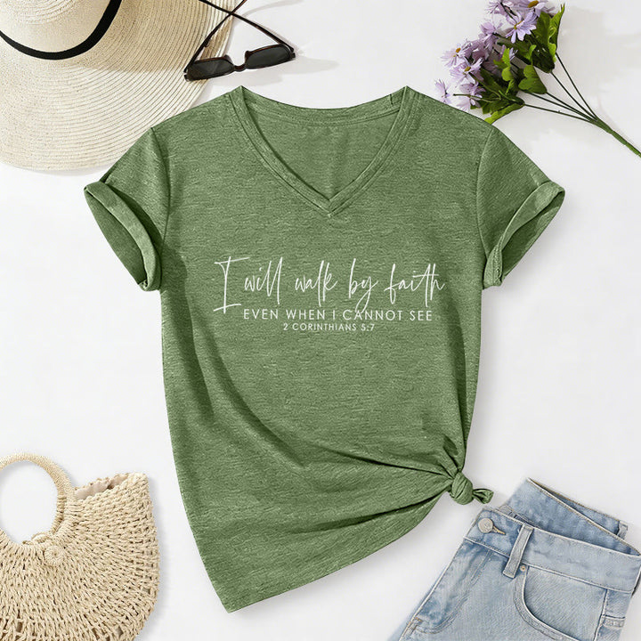 Christianartworkshop Camminerò per fede con una grafica a doppia tonalità di un versetto biblico. Maglietta casual con scollo a V. - Verde oliva - 2XL - image 18