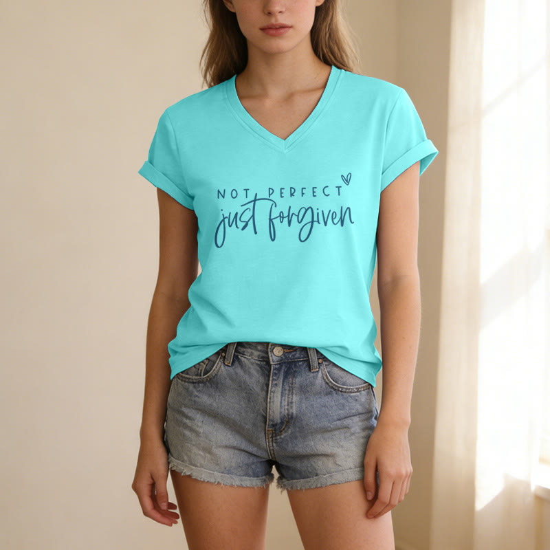Christianartworkshop Non perfetta, solo perdonata, doppia scritta, piccolo contorno, cuore, t-shirt casual con scollo a V. - image 23