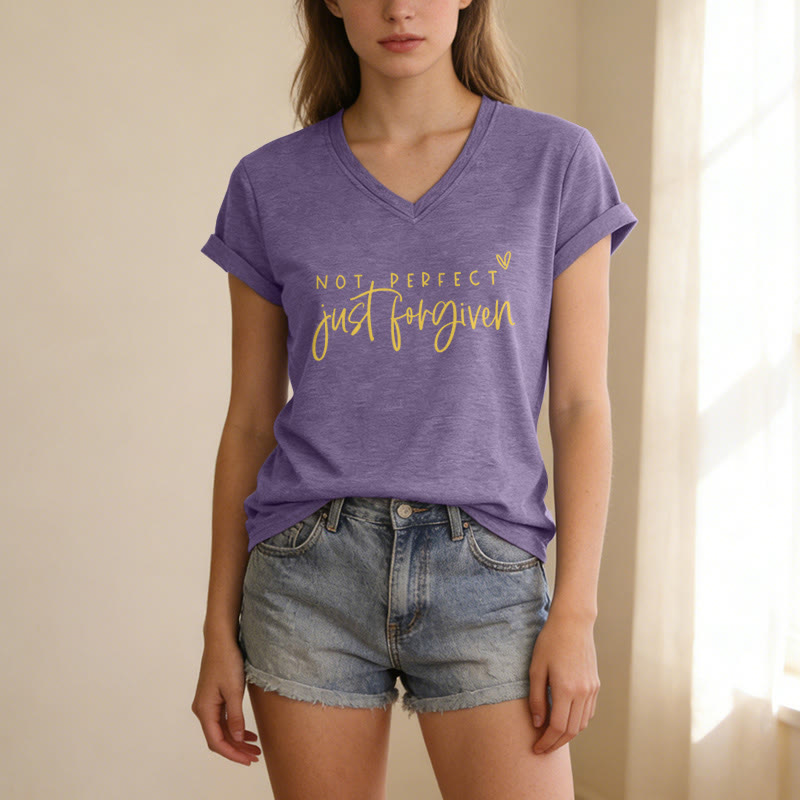 Christianartworkshop Non perfetta, solo perdonata, doppia scritta, piccolo contorno, cuore, t-shirt casual con scollo a V. - image 11