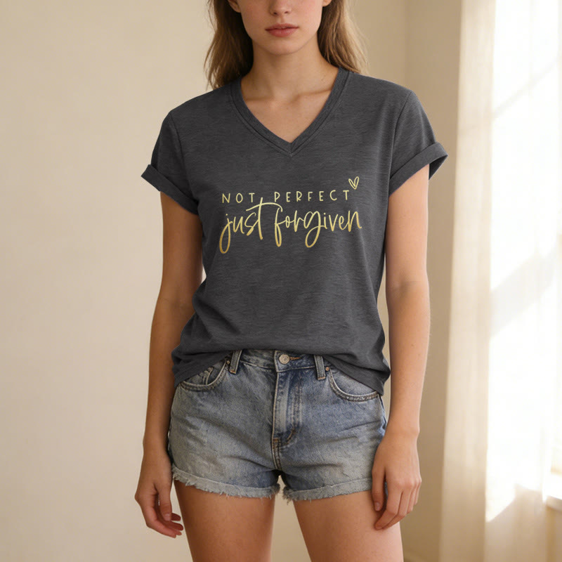 Christianartworkshop Non perfetta, solo perdonata, doppia scritta, piccolo contorno, cuore, t-shirt casual con scollo a V. - image 13
