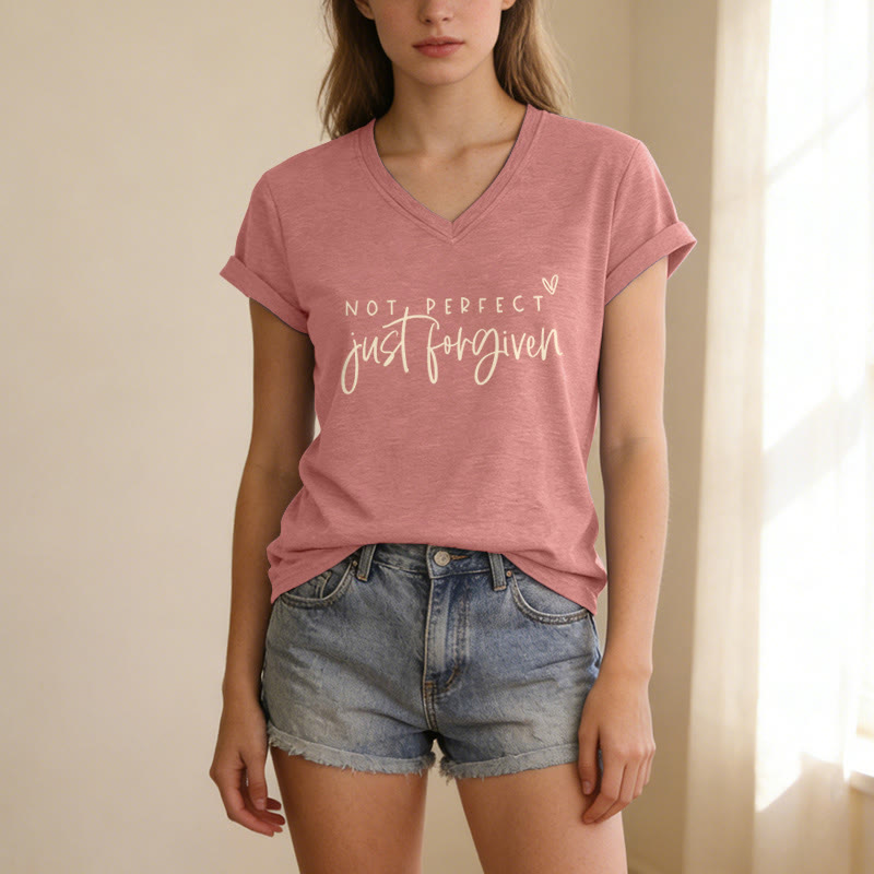 Christianartworkshop Non perfetta, solo perdonata, doppia scritta, piccolo contorno, cuore, t-shirt casual con scollo a V. - image 1