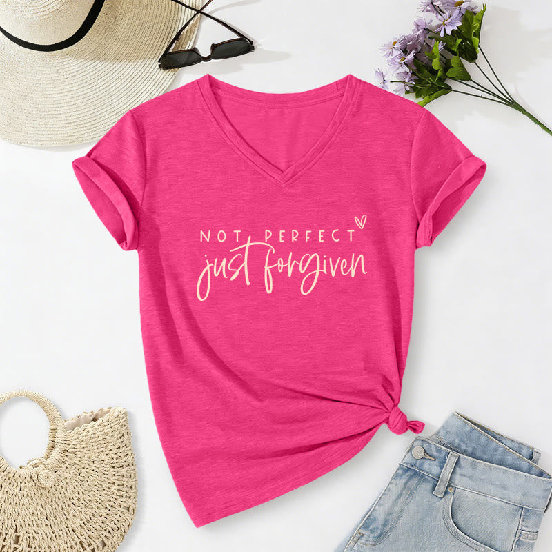 Christianartworkshop Non perfetta, solo perdonata, doppia scritta, piccolo contorno, cuore, t-shirt casual con scollo a V. - Rosa - 2XL - image 16