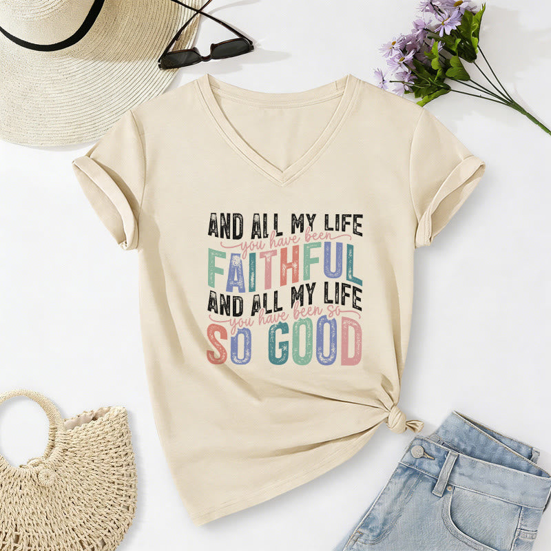 Christianartworkshop E per tutta la mia vita sei stata così fedele, brava. Maglietta casual con scollo a V e doppia scritta multicolore. - Beige - 2XL - image 0