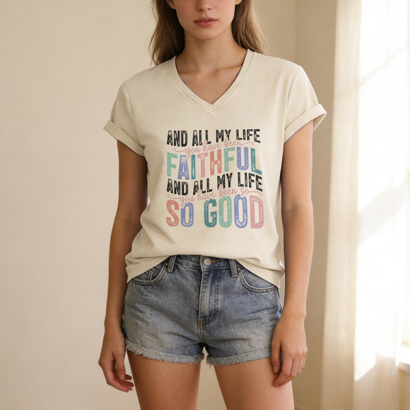 Christianartworkshop E per tutta la mia vita sei stata così fedele, brava. Maglietta casual con scollo a V e doppia scritta multicolore. - image 1