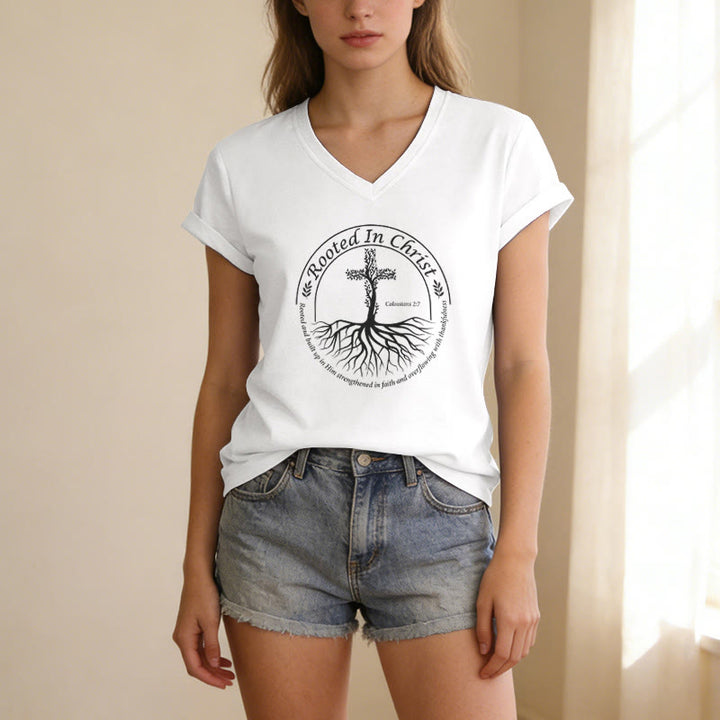 Christianartworkshop Maglietta casual con scollo a V e croce "Radicata in Cristo" con radice d'albero e cornice circolare, versetto biblico. - image 21