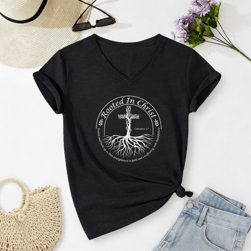 Christianartworkshop Maglietta casual con scollo a V e croce "Radicata in Cristo" con radice d'albero e cornice circolare, versetto biblico. - Nero - 2XL - image 4