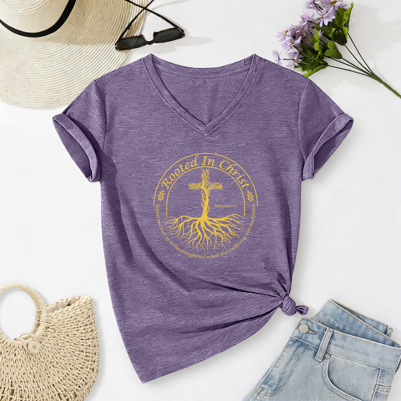 Christianartworkshop Maglietta casual con scollo a V e croce "Radicata in Cristo" con radice d'albero e cornice circolare, versetto biblico. - Viola - 2XL - image 12