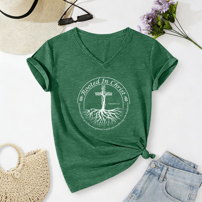 Christianartworkshop Maglietta casual con scollo a V e croce "Radicata in Cristo" con radice d'albero e cornice circolare, versetto biblico. - Verde scuro - 2XL - image 24