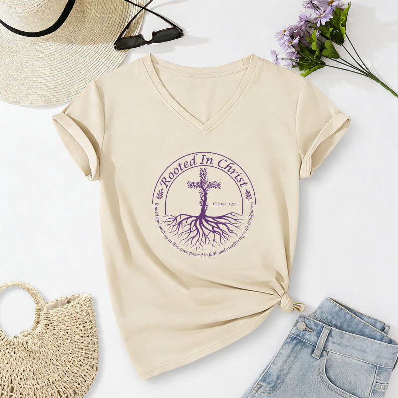 Christianartworkshop Maglietta casual con scollo a V e croce "Radicata in Cristo" con radice d'albero e cornice circolare, versetto biblico. - Beige - 2XL - image 6