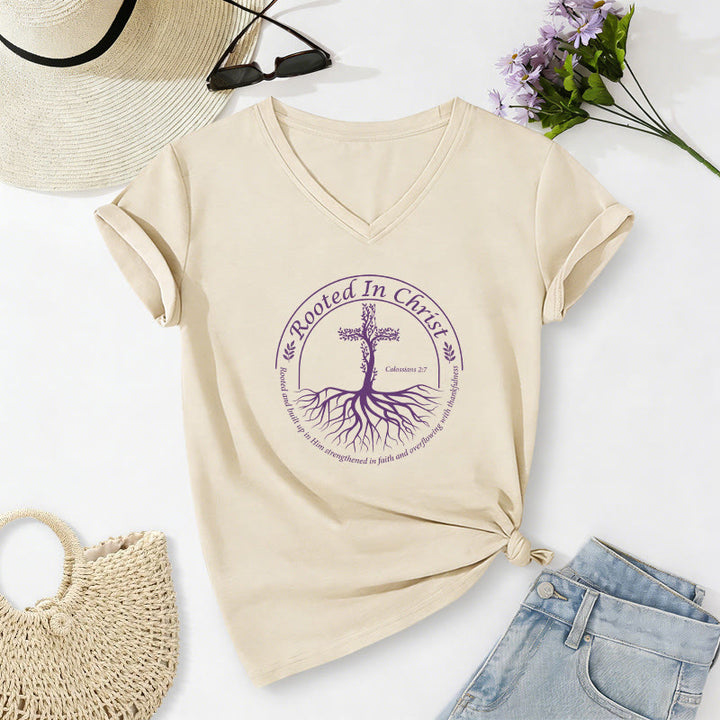 Christianartworkshop Maglietta casual con scollo a V e croce "Radicata in Cristo" con radice d'albero e cornice circolare, versetto biblico. - Beige - 2XL - image 6