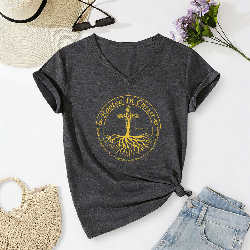 Christianartworkshop Maglietta casual con scollo a V e croce "Radicata in Cristo" con radice d'albero e cornice circolare, versetto biblico. - Grigio scuro - 2XL - image 0