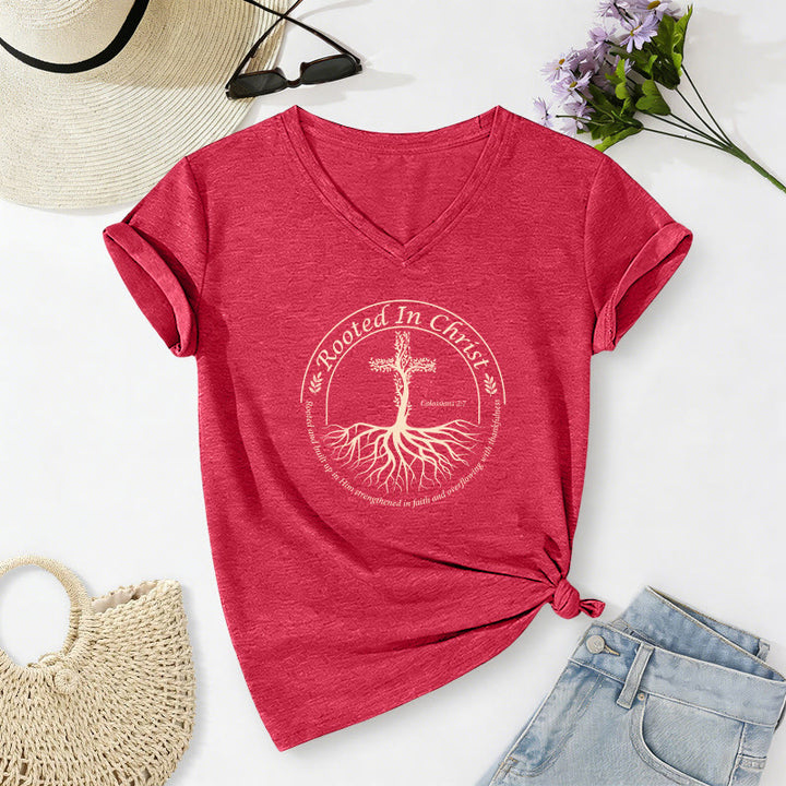 Christianartworkshop Maglietta casual con scollo a V e croce "Radicata in Cristo" con radice d'albero e cornice circolare, versetto biblico. - Rosso - 2XL - image 10