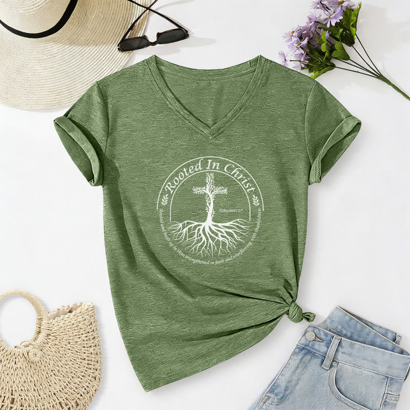 Christianartworkshop Maglietta casual con scollo a V e croce "Radicata in Cristo" con radice d'albero e cornice circolare, versetto biblico. - Verde oliva - 2XL - image 18