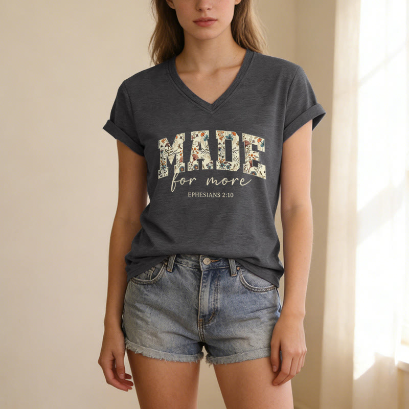 Christianartworkshop T-shirt casual con scollo a V e scritta "Made For More Floral Fill Varsity Font Cursive Script Ephesians 2:10 Verse". - image 3