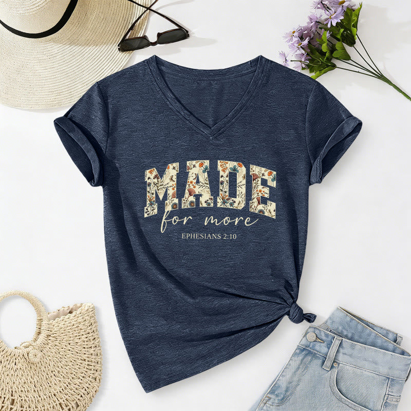Christianartworkshop T-shirt casual con scollo a V e scritta "Made For More Floral Fill Varsity Font Cursive Script Ephesians 2:10 Verse". - Blu navy - 2XL - image 0
