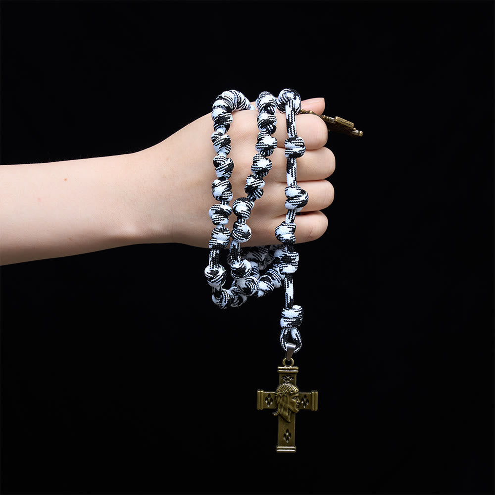 Christianartworkshop Rosario annodato in paracord intrecciato bianco e nero con placca di San Benedetto e croce di Gesù. - image 1