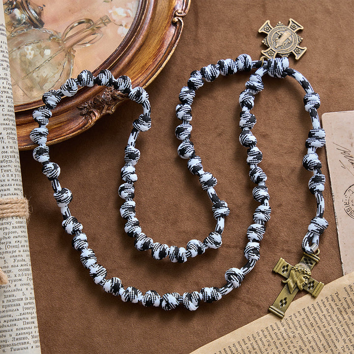 Christianartworkshop Rosario annodato in paracord intrecciato bianco e nero con placca di San Benedetto e croce di Gesù. - Rosario in paracord bianco e nero - image 0