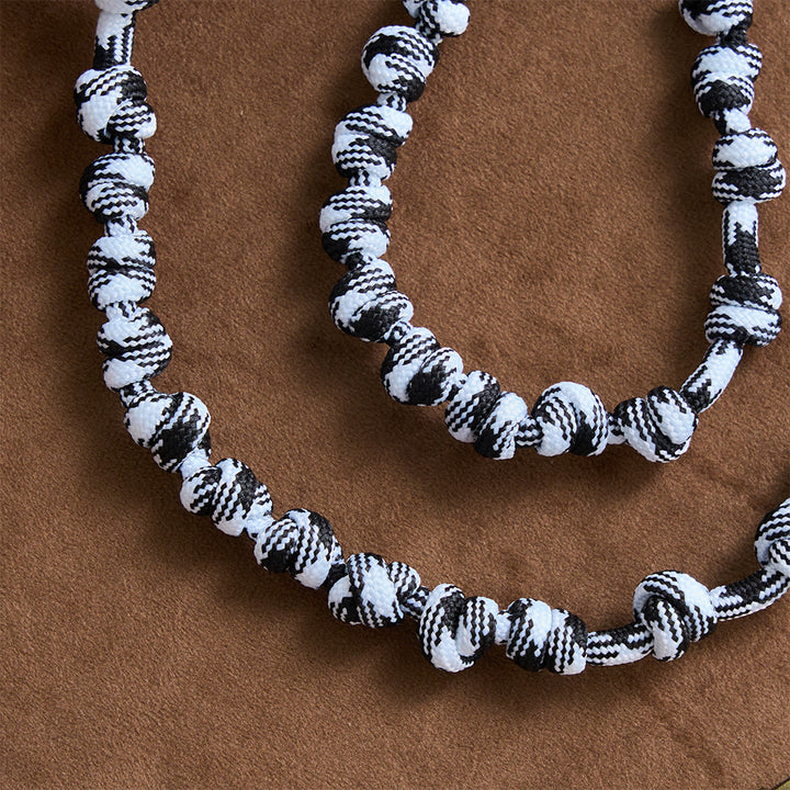 Christianartworkshop Rosario annodato in paracord intrecciato bianco e nero con placca di San Benedetto e croce di Gesù. - image 6