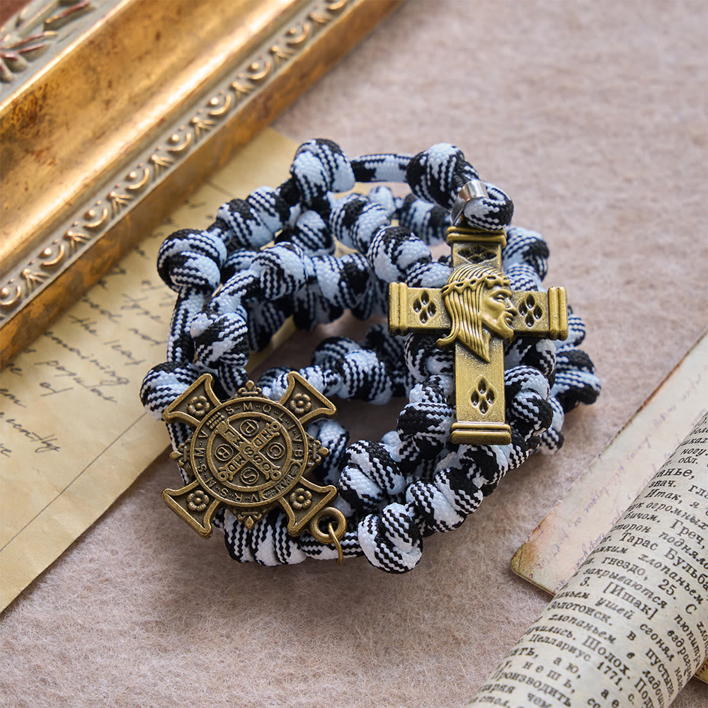 Christianartworkshop Rosario annodato in paracord intrecciato bianco e nero con placca di San Benedetto e croce di Gesù. - image 4