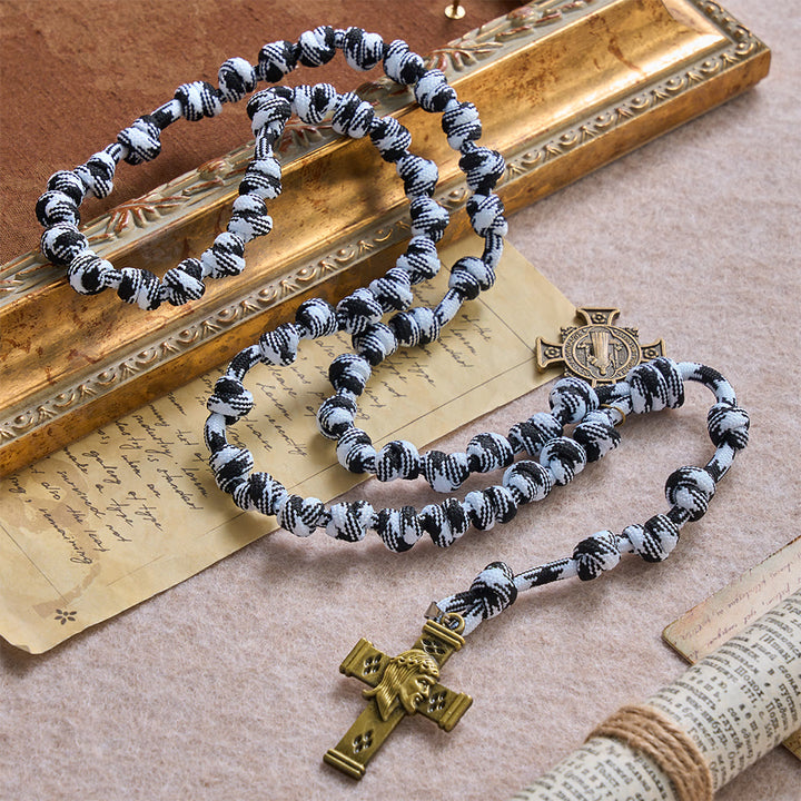 Christianartworkshop Rosario annodato in paracord intrecciato bianco e nero con placca di San Benedetto e croce di Gesù. - image 2
