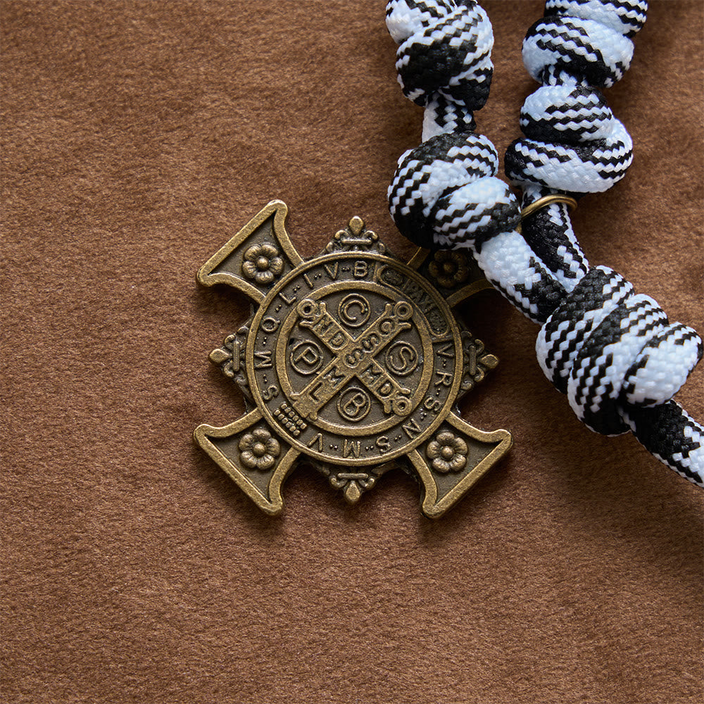 Christianartworkshop Rosario annodato in paracord intrecciato bianco e nero con placca di San Benedetto e croce di Gesù. - image 7